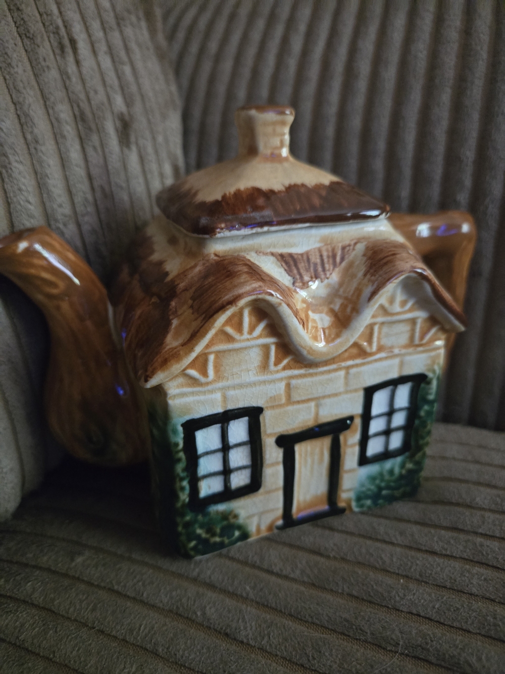 Cottage-Style Ceramic Teapot in Brown and Cream